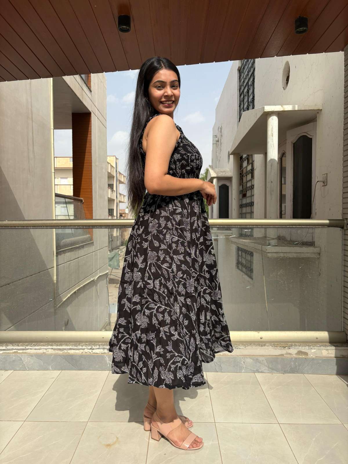 Smocking strap midi dress